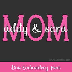 Könnte beinhalten: Ein pinkfarbenes Stickdesign auf dunklem Hintergrund. Das Wort "MOM" ist prominent dargestellt, mit "addy & sara" in weißer Schrift innerhalb des "O". Darunter steht der Text "Duo Embroidery Font".