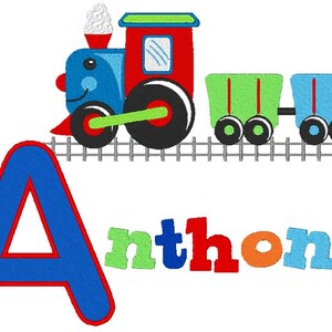 Pu&ograve; includere: Un treno blu e rosso con un vagone verde e blu. Il treno &egrave; su un binario con la lettera A e il nome Anthony in lettere colorate sotto.