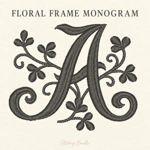 Op de afbeelding: Een donkergrijze geborduurde letter A met een decoratief bloemrijk kaderontwerp van krullende ranken en bladeren. De tekst "FLORAL FRAME MONOGRAM" staat bovenaan en de tekst "Stitching Bundles" is onderaan de afbeelding zichtbaar.