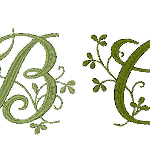K&ouml;nnte beinhalten: Vier dekorative Buchstaben, A, B, C und D, sind in einer kursiven Schrift mit gr&uuml;nen, bl&auml;ttrigen Ranken und Schn&ouml;rkeln dargestellt. Die Buchstaben sind dunkelgr&uuml;n.
