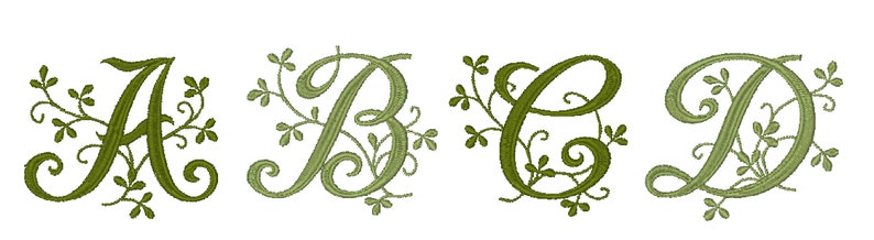 K&ouml;nnte beinhalten: Vier dekorative Buchstaben, A, B, C und D, sind in einer kursiven Schrift mit gr&uuml;nen, bl&auml;ttrigen Ranken und Schn&ouml;rkeln dargestellt. Die Buchstaben sind dunkelgr&uuml;n.