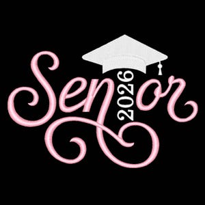 Op de afbeelding: Roze geborduurde tekst "Senior 2026" met een witte afstudeerhoed op een zwarte achtergrond. Het woord "Senior" is in een cursief lettertype. Het jaar "2026" staat in een verticale, schreefloze letter.