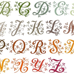 K&ouml;nnte beinhalten: Ein Satz von 26 dekorativen Alphabetbuchstaben mit einem Blatt-Ranken-Design. Die Buchstaben sind in verschiedenen Gr&uuml;nt&ouml;nen, Braun-, Orange- und Rott&ouml;nen.