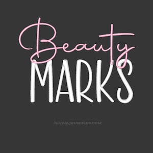 Puede incluir: Un fondo gris oscuro con las palabras "Beauty Marks" en una fuente rosa cursiva sobre la palabra "MARKS" en una fuente blanca y en negrita. La dirección del sitio web "StitchingBundles.com" está en la parte inferior.