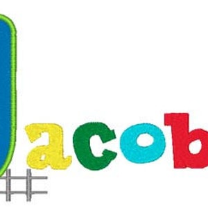 Pu&ograve; includere: Un design ricamato colorato con il nome "Jacob" con un treno, un segnale di passaggio a livello e palloncini. Il treno ha un vagone blu e rosso con una scatola regalo verde in cima.