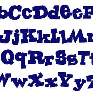 Pu&ograve; includere: Un font alfabeto blu navy con lettere maiuscole e minuscole. Le lettere sono stilizzate e hanno un aspetto fantasioso e da cartone animato.