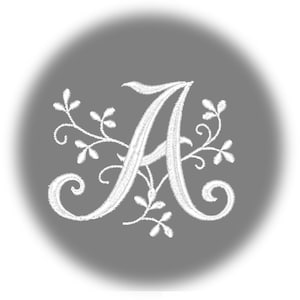 K&ouml;nnte beinhalten: Wei&szlig; gestickter Buchstabe A mit floralem Design. Der Buchstabe ist in einer Schreibschrift und von kleinen wei&szlig;en Bl&uuml;ten und Bl&auml;ttern umgeben.