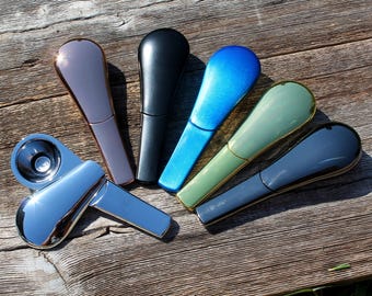 Pipa de fumar de metal de 9,7 cm (3,8") con tapa magnética, cazoleta de aleación de zinc, color gris, dorado, negro y azul iridiscente. Un regalo único y bonito. Resistente.