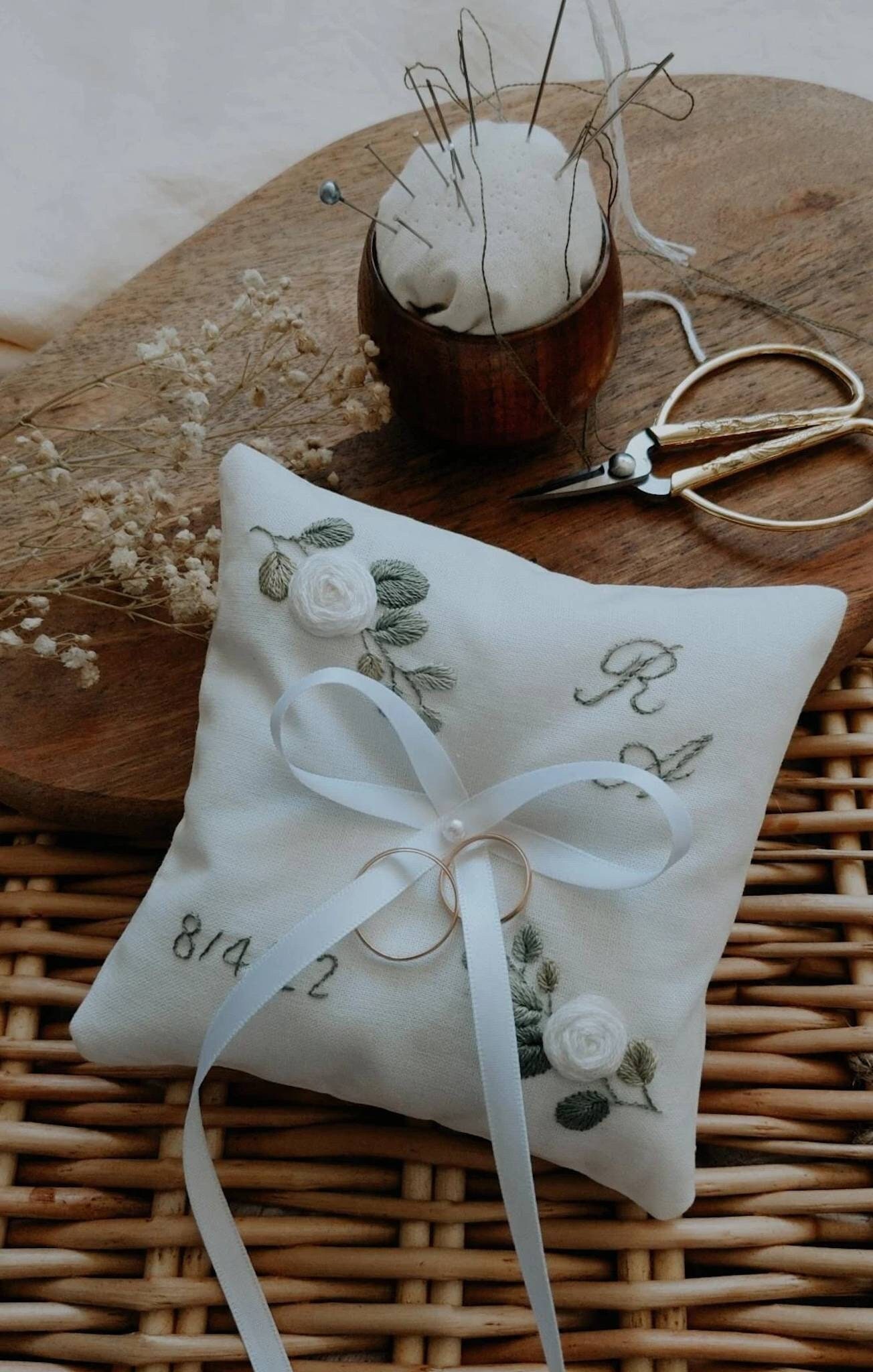 Cuscinetto Portafedi Matrimonio Con Rose Bianche E Perle - Cuscino Per Fedi 16x16 Cm Con Cordoncino Rosa - Elegante E Romantico Per Paggetti