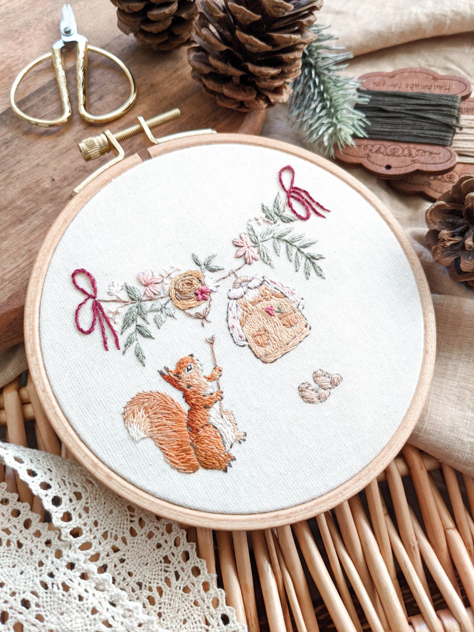 Décoration Chambre de Bébé/Cadeau Naissance Personnalisé Broderie Écureuil et Vêtements Du Prénom En