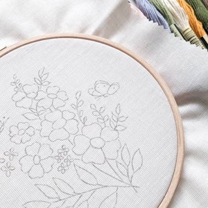 Embroidery kit for beginners spring bouquet of flowers. image 3