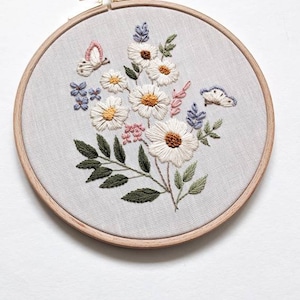 Embroidery kit for beginners spring bouquet of flowers. image 9