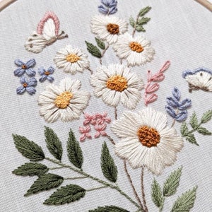 Embroidery kit for beginners spring bouquet of flowers. image 8