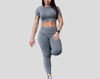 TITANIUM Graue nahtlose Leggings und Crop Top