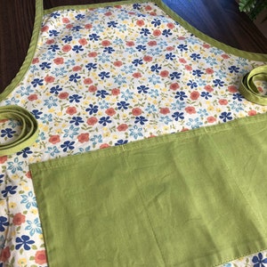Vintage Child’s Apron with front pockets