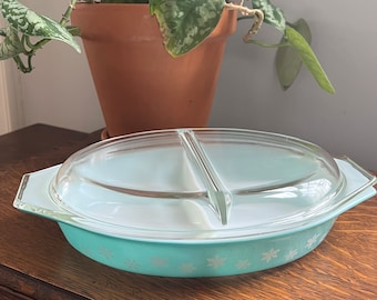 Vintage 1.5 Quart Pyrex Divided Dish with Glass Cover, Aqua/Snowflake Pattern