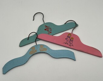 Perchas de madera vintage para ropa infantil de los años 40, juego de 3