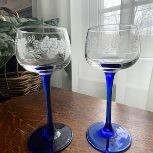 Par vintage de gafas cordiales de tallo azul Luminarc con diseño de uvas y hojas grabadas