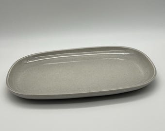 Piatto da portata ovale da 13 pollici in stile American Modern di Russell Wright, modello MCM, colore grigio granito, prodotto da Steubenville.