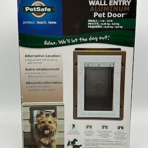 Puede incluir: Puerta para mascotas PetSafe de aluminio para pared, adecuada para mascotas pequeñas. El embalaje incluye el texto «Relax. We'll let the dog out.» y una foto de un perro. La puerta es ajustable y está disponible en tamaños pequeños.