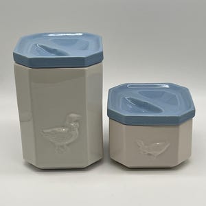 Vintage McCoy Geese / Goose Pottery Küchenkanister (2) Weiß mit blauen Deckeln