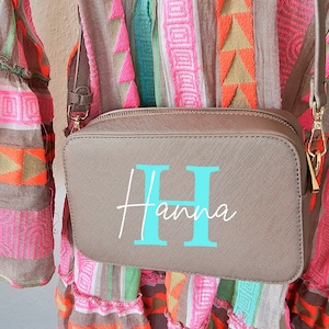 Personalisierte Tasche mit Namen | Kleine Umhängetasche mit breitem Wechselgurt | Crossbody Bag | Saffiano Tasche Damen
