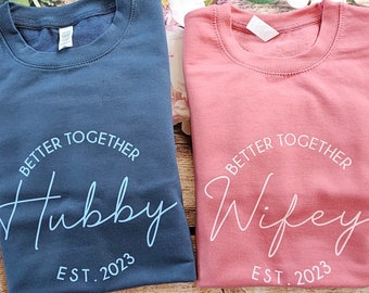 Wifey Hubby EST 2023 Pullover | Unisex Sweatshirt mit Namen | Sweater Damen Herren Hochzeit Brautpaar