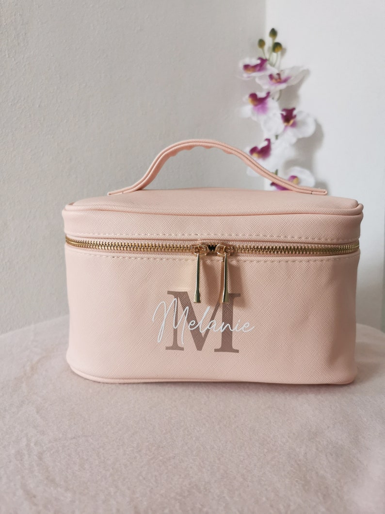 Personalisierte Kosmetiktasche mehrere Fächer Make Up Aufbewahrung mit Initiale und Name Saffiano Kunstleder Kosmetiktasche groß Rosa