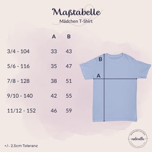 May include: A light blue t-shirt displayed with a size chart titled Ma&szlig;tabelle M&auml;dchen T-Shirt. The chart lists sizes 3/4-104 through 11/12-152 with corresponding measurements A and B in centimeters. A +/- 2.5cm tolerance is noted at the bottom.