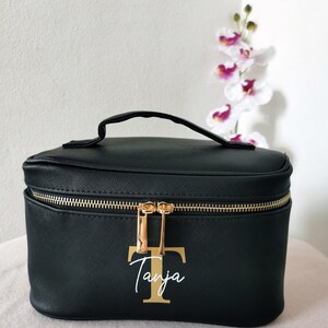 Personalisierte Kosmetiktasche mehrere Fächer Make Up Aufbewahrung mit Initiale und Name Saffiano Kunstleder Kosmetiktasche groß Schwarz