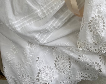 Jupon ancien avec broderie anglaise profonde à l'ourlet. Sous-vêtements anciens. Jupon en coton blanc antique avec broderie.