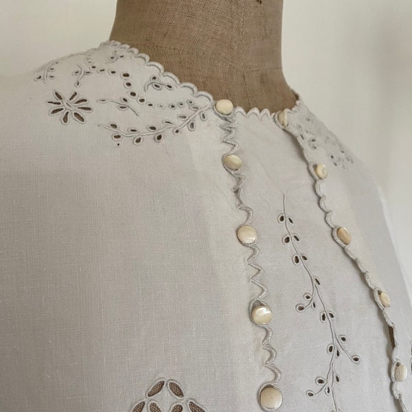 Vintage Blouse With Cutwork Embroidery And Pearl Buttons. Beautiful Vintage Linen Blouse. Vintage Embroidered Blouse / Jacket .