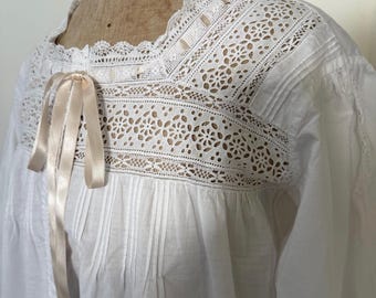 Antieke Franse nachtjapon met broderie anglaise, kant en lint.