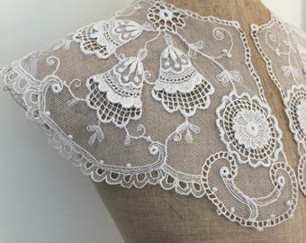Cuello antiguo de encaje francés con flores en forma de campana.