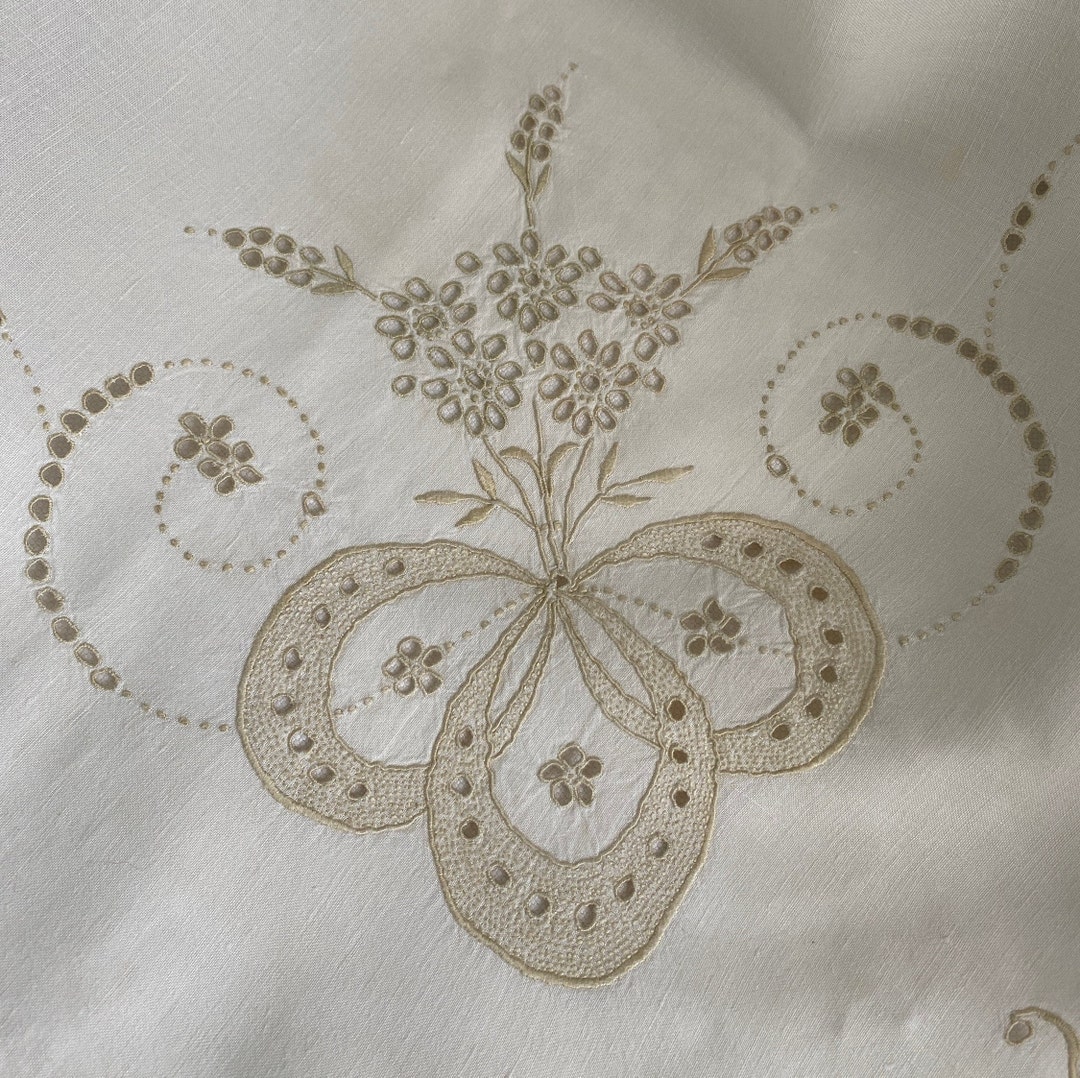 ヴィンテージリネンテーブルクロス：手刺繍の収穫デザイン、107 x 105