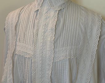 Victoriaanse nachtjapon met uitzonderlijke broderie anglaise randen.