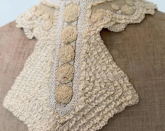 Exquisito cuello y jabot de georgette francés adornados con microcuentas.
