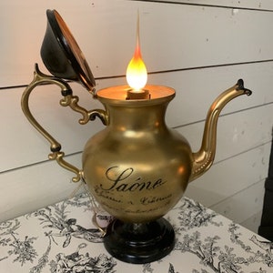 bordslampa i guldfärgad tekanna
