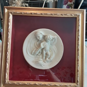 Placa de pared montada de Alberto Santangela &#39;Madonna Moderna&#39;. hermosa montada en un marco de caja,