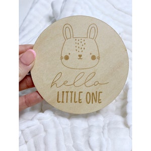 Bonjour Petit En Bois Nom De Bébé Signe | | de faire-part de naissance carte Baby Milestone | | de disque en bois personnalisé | nouveau-né Idée cadeau Baby Shower