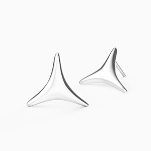 Puede incluir: Un par de pendientes de plata en forma de triángulo.