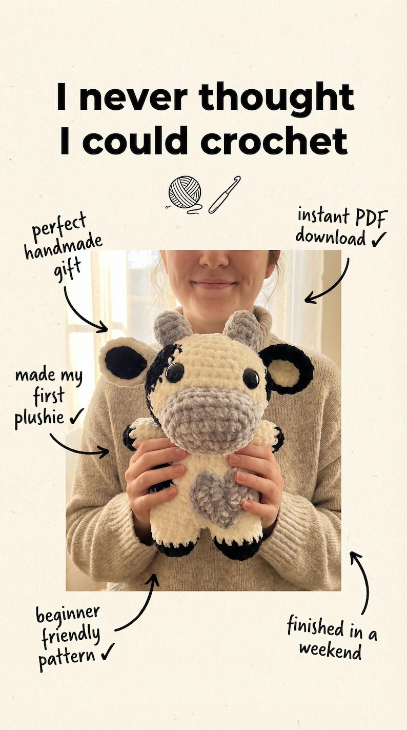 Peut inclure: Une peluche de vache au crochet faite &agrave; la main, de couleur cr&egrave;me, grise et noire, tenue par une personne. L'image comprend le texte : &laquo; Je n'aurais jamais cru que je pourrais crocheter &raquo;. Le texte indique &eacute;galement un patron pour d&eacute;butants, un cadeau parfait et r&eacute;alisable en un week-end.