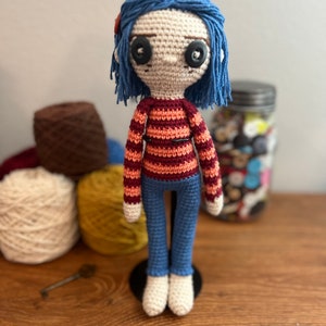 Coraline Puppe, benutzerdefinierte Puppe, Amigurumi-Puppe, gehäkelte Puppe, Mädchenzimmer Dekor, handgemachtes Geschenk, Weihnachtsgeschenk, Knopfaugen, Halloween-Puppe