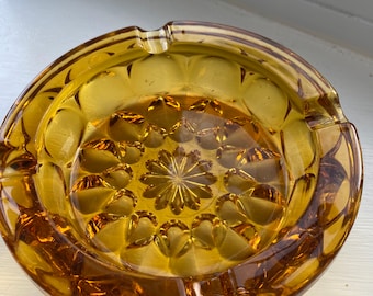 Cenicero antiguo de cristal ámbar Fairfield Starburst de Anchor Hocking
