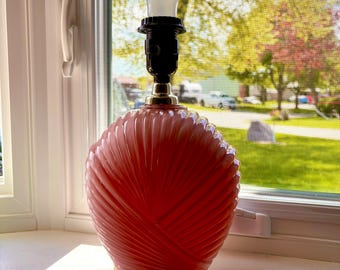 Retro art-deco-geïnspireerde schelpentafellamp uit de jaren 80, oudroze glazen lamp