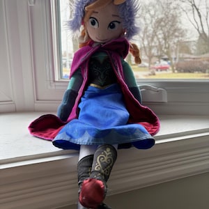 Disney Store Poupée peluche Anna La Reine des neiges avec cape, 20 po.