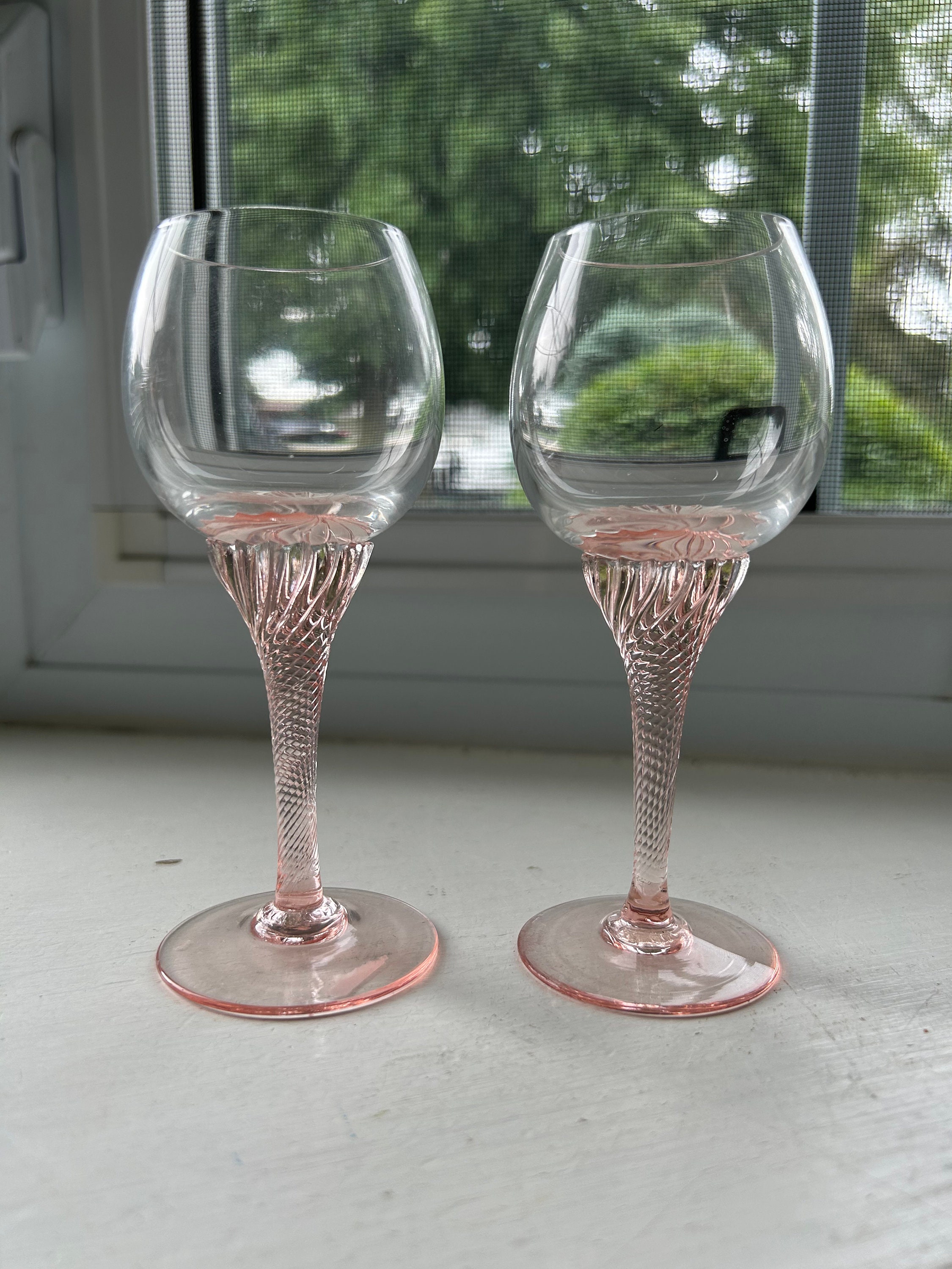 アメリカンヴィンテージ　ピンク彫り模様ユニークシェイプワイングラス５つ　Footed Stemmed Tall Sherbert / Small Wine Pink Depression Clear Etched Leaves Pink Depression Glass SHERBERT Wine Cocktail Set of 5 Etched