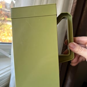 porte-carton de lait vintage Press-O-Hold, fabriqué à Vancouver, Fera Plastics Ltd, pichet à lait vert avocat