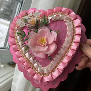 BOÎTE À BONBONS VINTAGE, Boîte coeur en chocolat rose pour la Saint-Valentin, Volants en satin, Fleurs en plastique, Kitsch de la Saint-Valentin, Ganong, Fabriqué au Canada