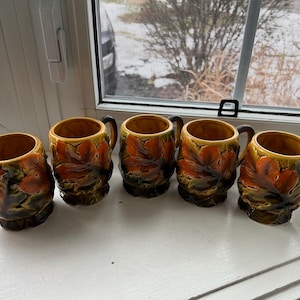 Vintage presentmuggar med förgyllda höstlöv och majolikamotiv, set om 5, tillverkade i Japan